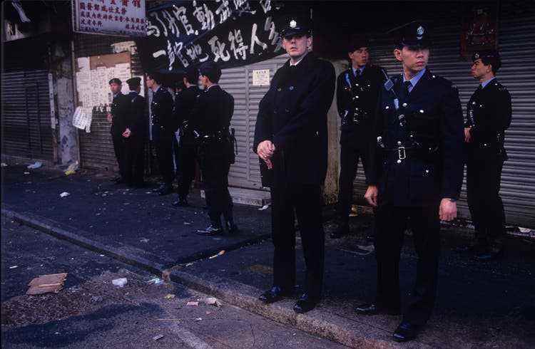 Gegen die Räumung der ummauerten Stadt Anfang der 1990er Jahre gab es vereinzelt Proteste. Die meisten Leute gaben sich mit der Kompensation der Hongkonger Regierung zufrieden.