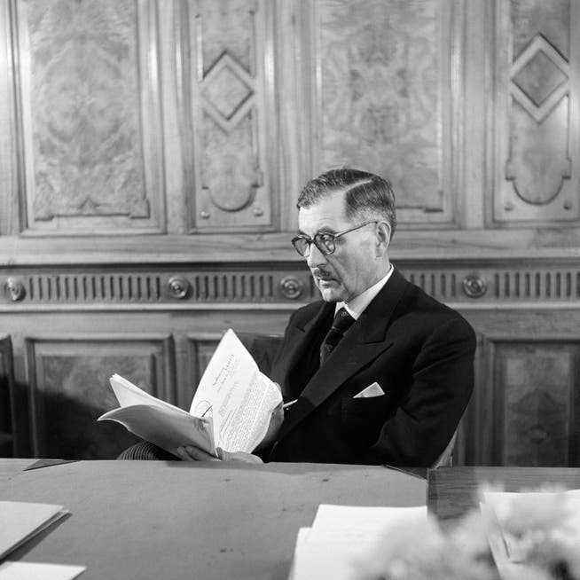 Apparently the only Federal Councilor who was informed about Guderian's expertise from the start: Defense Minister Karl Kobelt in his study, undated photo.