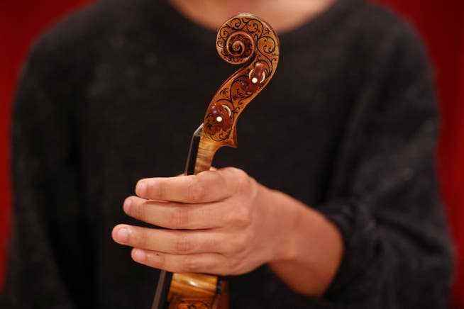The delicately decorated scroll of the «Hellier» violin.