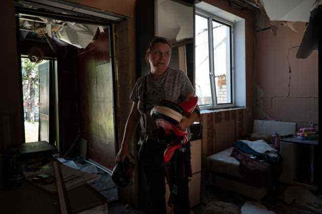 Tatiana Kaidalova, 45, helps her relatives, who suffered from the explosion, to transport the objects preserved from the dilapidated house.  In Belgorod, July 7, 2022.