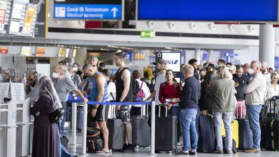 Long queues in the terminal at Frankfurt Airport
