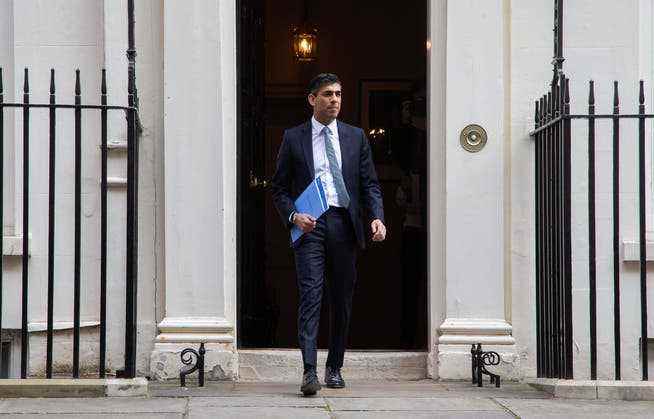 Der ehemalige britische Finanzminister Rishi Sunak, hier beim Verlassen der Downing Street 11, der offiziellen Residenz des Schatzkanzlers, gilt als möglicher Favorit im Rennen um das Amt des Premierministers.