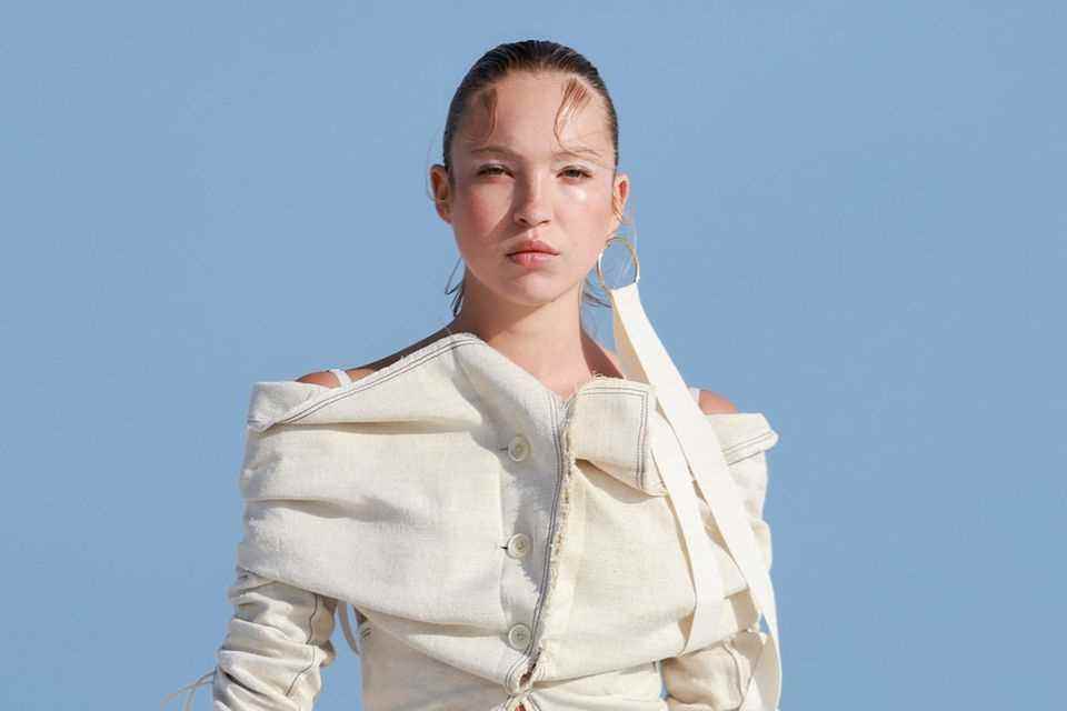 The French designer Simone Porte Jacquemus stands for young, Parisian fashion and is also in his current autumn collection 2022 "Le paper" on natural tones.