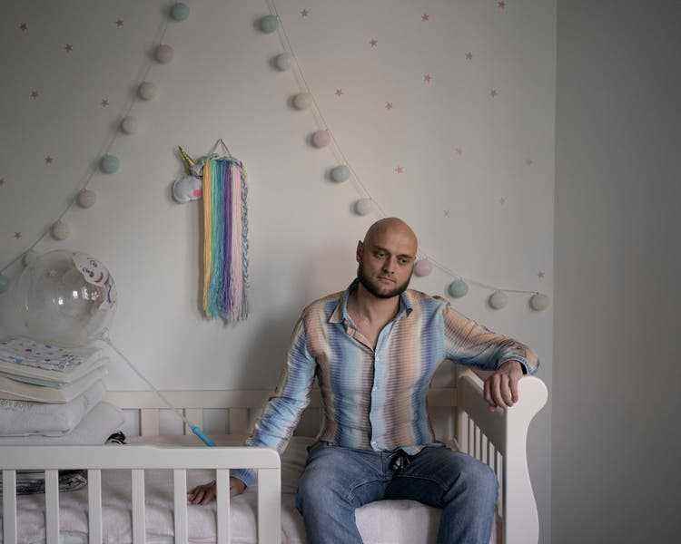 Witali im leeren Kinderzimmer seiner Tochter. Obwohl er aus Gesundheitsgründen nicht ins Militär muss, darf er die Ukraine nicht verlassen.