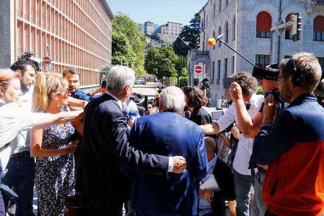 Der frühere Fifa-Präsident Joseph Blatter (Rechts) verlässt mit seinem Anwalt Lorenz Erni (Links) das Gerichtsgebäude. 