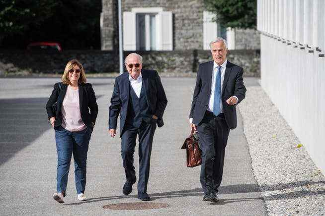 Der frühere Fifa-Präsident Joseph Blatter (Mitte), begleitet von seiner Tochter Corinne Blatter und seinem Anwalt Lorenz Erni, bei der Ankunft am ersten Prozesstag in Bellinzona. 