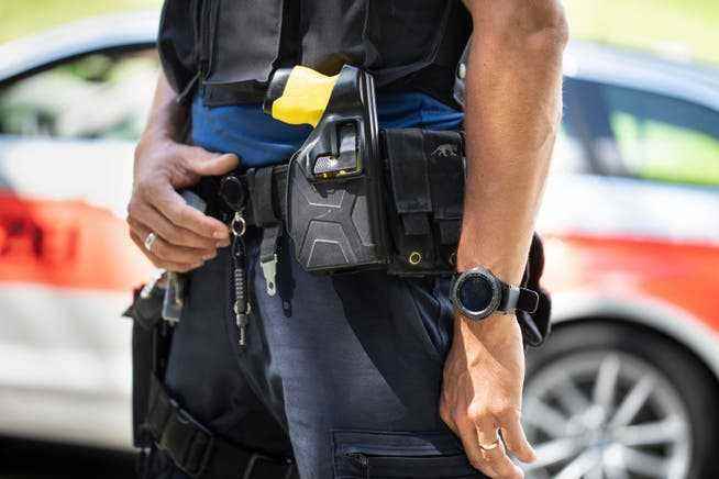 Partial view of the Zurich Cantonal Police uniform with a yellow-handled taser.