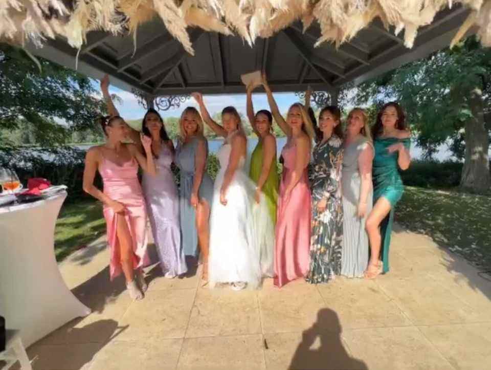 Sarah Connor (to the left of the bride) also celebrates in the light blue dress.