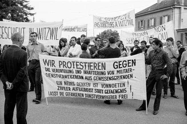 Ins, Bern, 1966: demonstration of sympathy for the high school teacher Pierre Annen, who on this day has to start his 81-day prison term in the Witzwil institution for refusal to work.