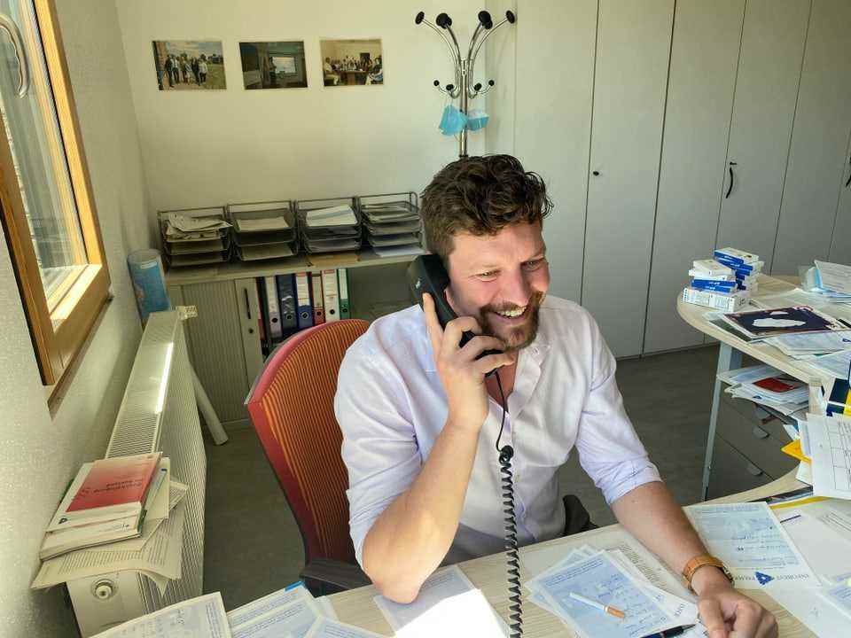 A consultant from «Infobest Palmrain» is sitting in his office on the phone. 