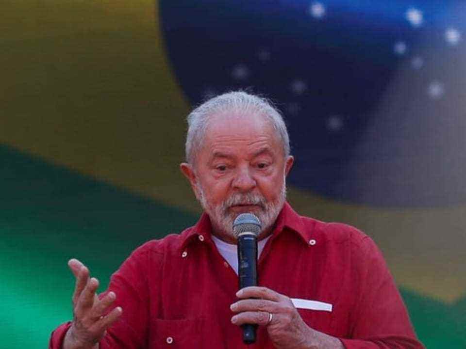 Luiz Inácio Lula da Silva gives a speech.