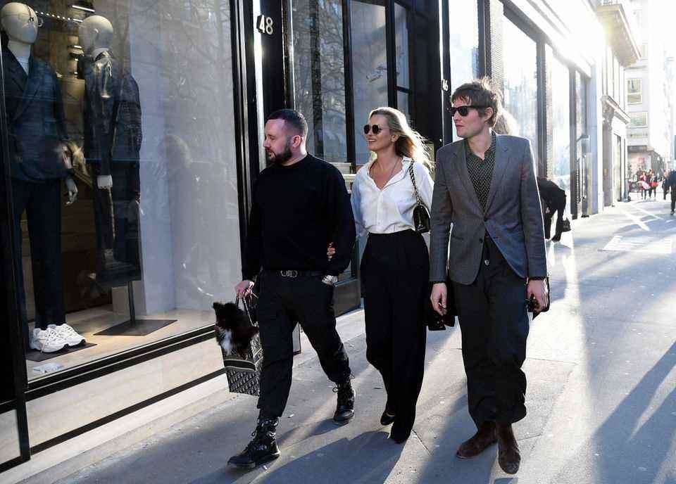 26. Februar 2019  Gemeinsamer Einkaufsbummel: Kate Moss und Nikolai von Bismarck sind mit einem Bekannten auf Shopping-Tour durch Paris.  