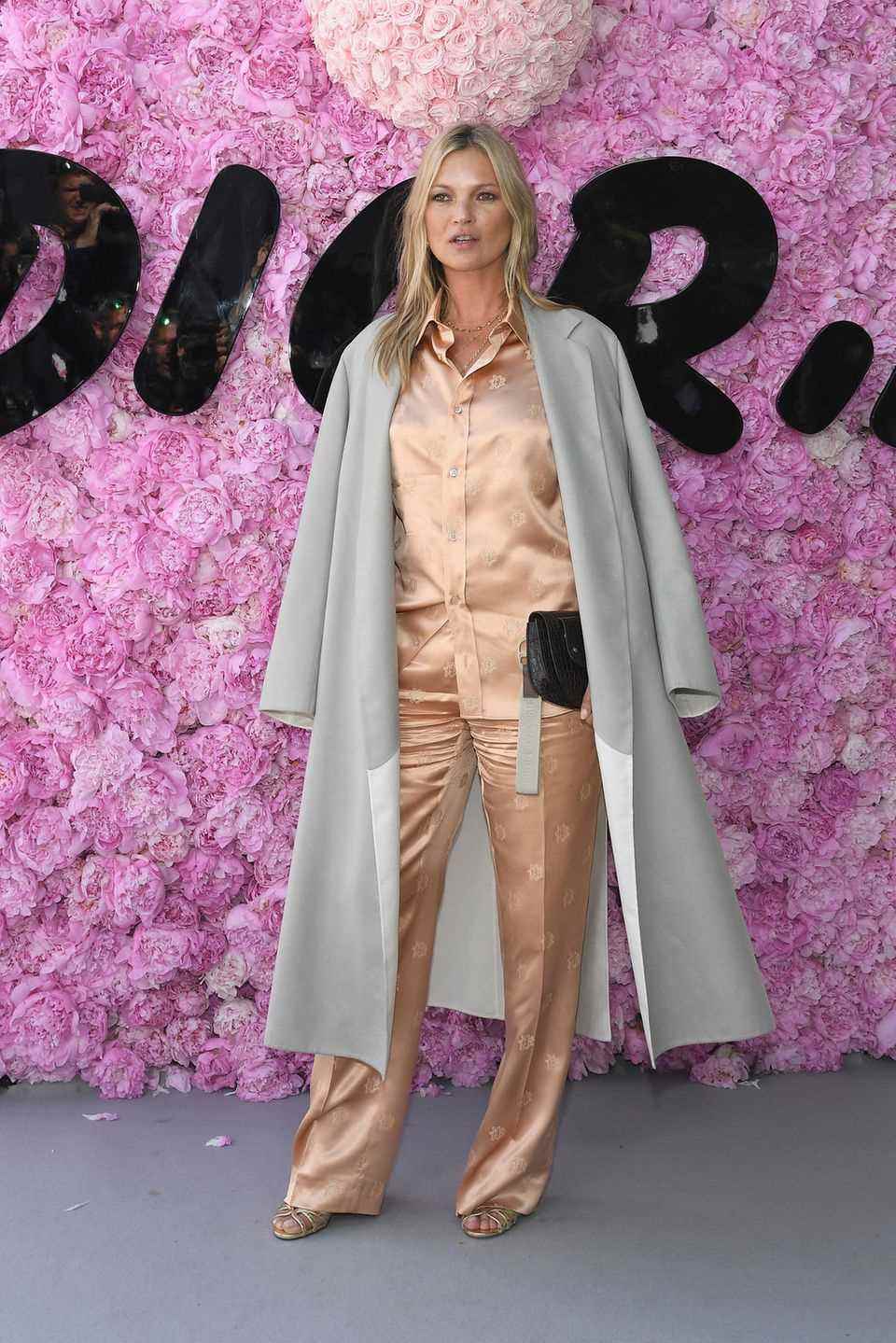 In einem seidenen Pyjama-Anzug posiert Kate Moss vor einer Wand aus pinken Rosen. Für die Männermodenschau von Dior und das Design-Debüt von Kim Jones kommen unzählige Prominente aus der Fashion- und Filmwelt nach Paris. 