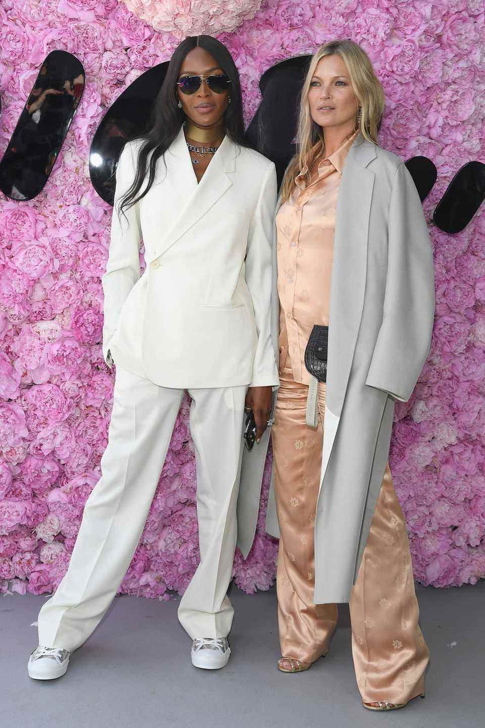 Naomi Campbell und Kate Moss machen den Pyjama-Look red-carpet-tauglich und posieren cool für die Fotografen. 