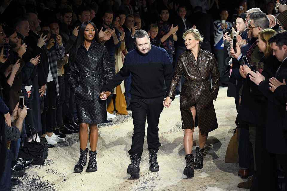 Louis-Vuitton-Designer Kim Jones holt sich seinen Applaus gemeinsam mit den Laufsteg-Legenden Naomi Campbell und Kate Moss ab.