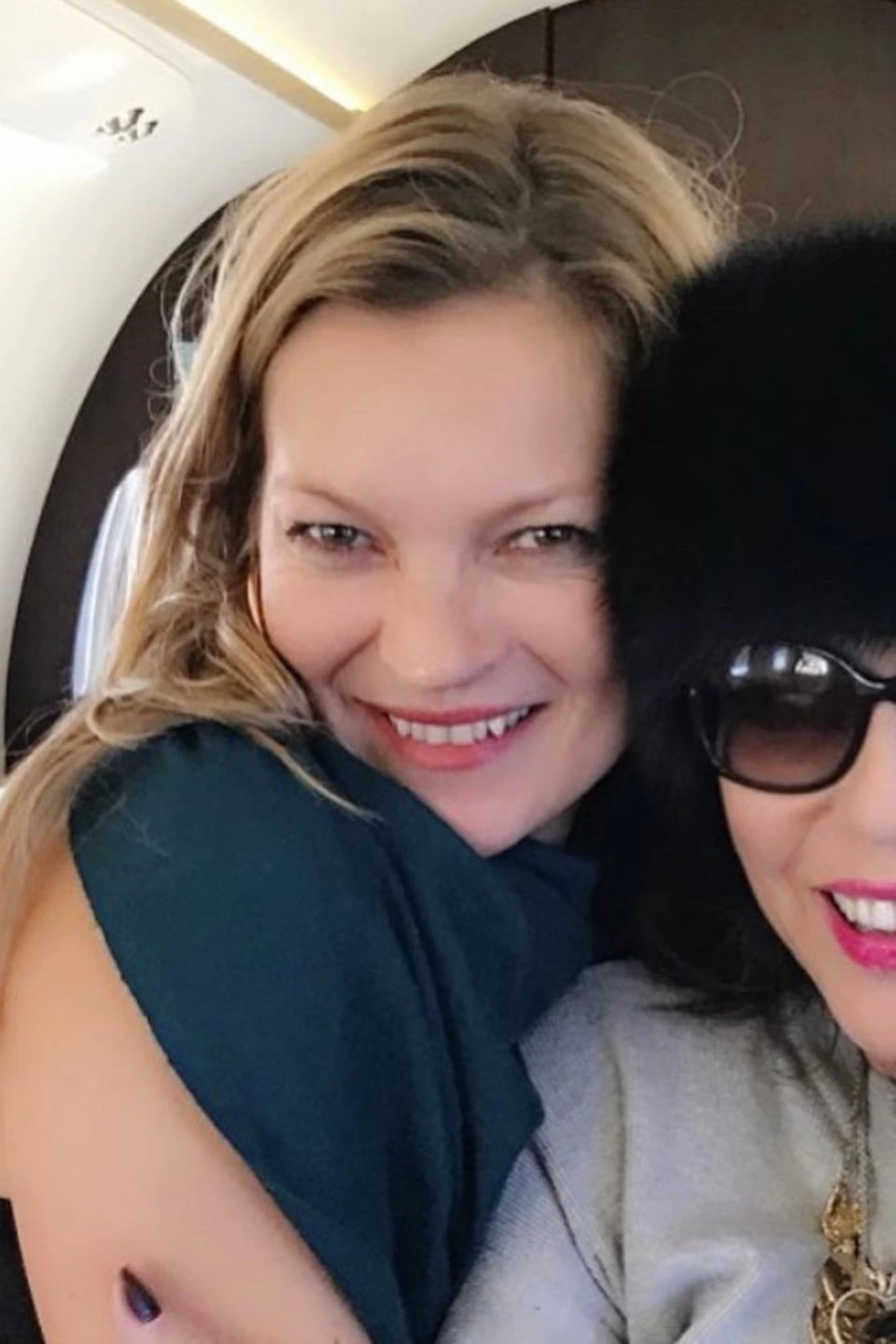 Kate Moss und Joan Collins   "Schaut wen ich im Flugzeug getroffen habe", postet Joan Collins auf ihrem Instagram Account. Die britische Schauspielerin trifft auf das Topmodel Kate Moss und die beiden Frauen scheinen sich sehr zu freuen. 