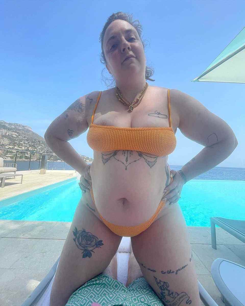 Lena Dunham often struggles with self-love – she makes no secret of this from her followers on Instagram.  With this bikini photo, the actress shows once again that every body is a bikini body and that we can be proud of it.  We love the message!