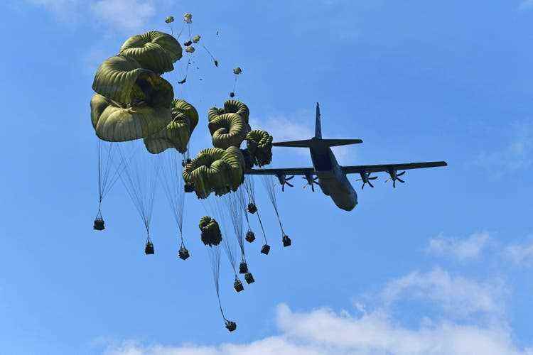 The US Air Force consumes the most fuel and therefore emits a lot.  This May 17, 2022 file photo shows paratroopers during a U.S. Air Force exercise in Pordenone, Italy.