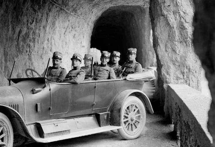 A group of officers enjoys the drive down Axenstrasse in 1920. 