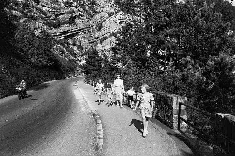A family enjoys the excursion above Lake Uri.  (Recorded around 1950.) 