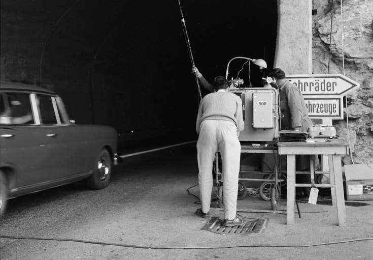 The expansion of Axenstrasse went hand in hand with improved safety precautions.  (Exhaust gas measurement in front of a tunnel, undated.)