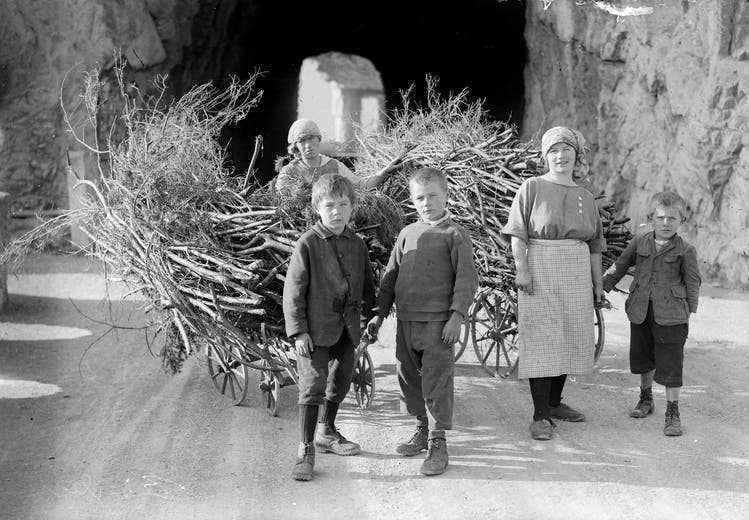 The boom in Uri came with the Axenstrasse.  (Children stand in front of their loaded carts around 1924.)
