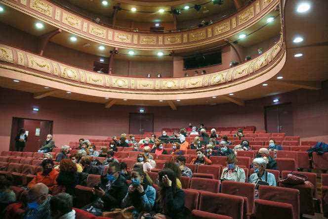 On the evening of deconfinement, May 19, 2021, the Théâtre de la Ville de Valence (Drôme) offers a reduced-gauge show.