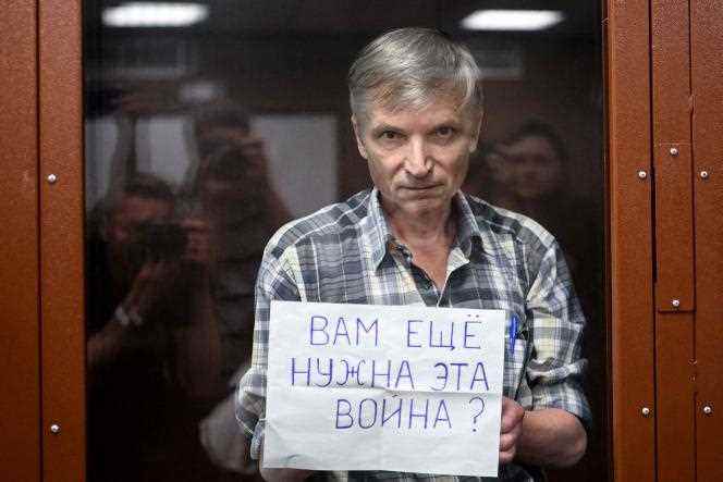 Alexei Gorinov appeared at his last hearing, on July 8, in his glass cage brandishing a sign: “Do you still need this war?  