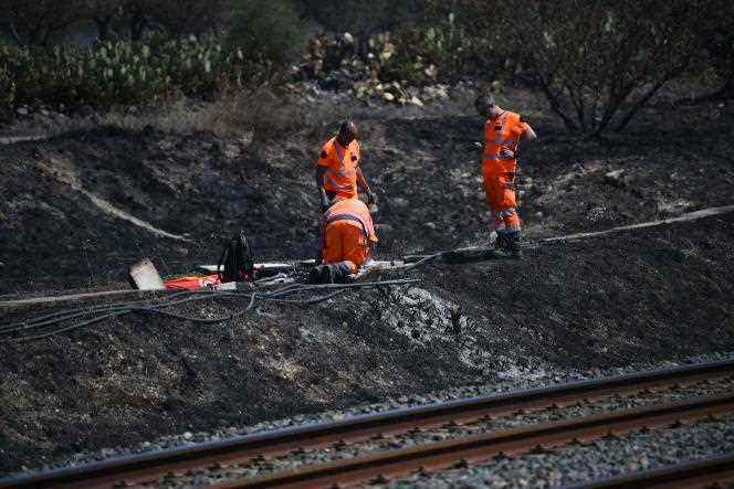 SNCF agents repair equipment damaged by a fire near the tracks near Graveson (Bouches-du-Rhône), July 15, 2022.