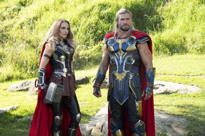 Jane Foster (Nathalie Portman) and Thor (Chris Hemsworth) in “Thor: Love and Thunder”, by Taika Waititi.