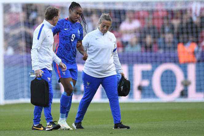 Marie-Antoinette Katoto accompanied during her exit on injury, after fifteen minutes of match against Belgium, Thursday July 14.
