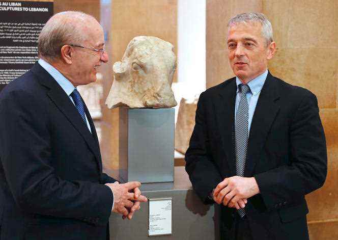 Matthew Bogdanos (right), alongside the Lebanese Minister of Culture, Ghattas Khoury, on the occasion of the restitution of a marble bull's head, in 2018.