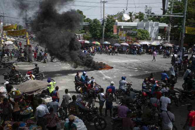 In Port-au-Prince, service stations no longer distribute a drop of fuel, driving up prices on the black market.  Angry at this situation, taxi-motorcycle drivers erected a number of barricades on Wednesday on the main roads of the capital.