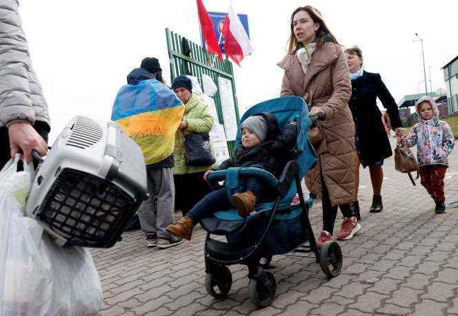 Ukrainian refugees cross the Polish border, in Medyka, on April 10, 2022.