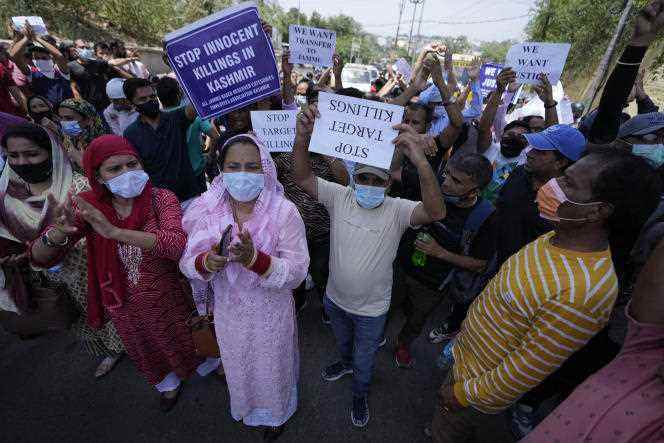 Demonstrators protest against the murder of their colleague in Jammu and Kashmir, demanding the government to move them to safer areas.  On June 2, 2022 in Jammu. 