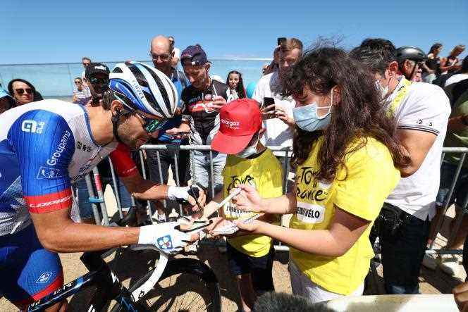 Thibaut Pinot signs autographs during the Dunkirk/Calais stage, July 5, 2022 in Dunkirk.