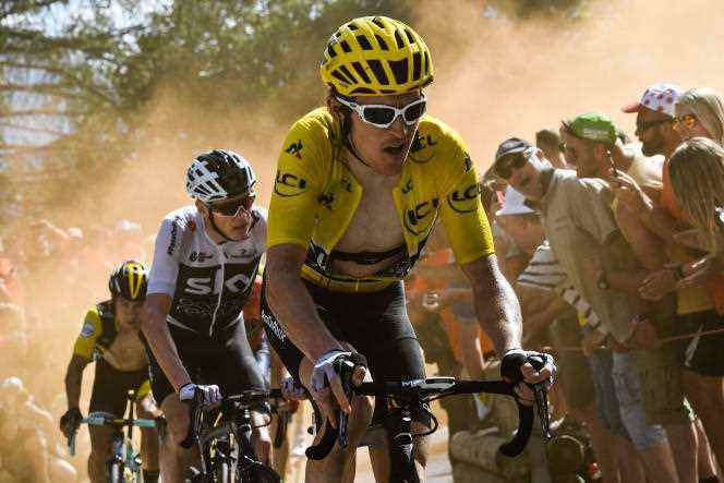 Geraint Thomas (with the yellow jersey) clears the way for his Sky teammate Chris Froome, in the Dutch corner, during the 12th stage of the Tour de France 2018, in Alpe-d'Huez, on July 19, 2018 .