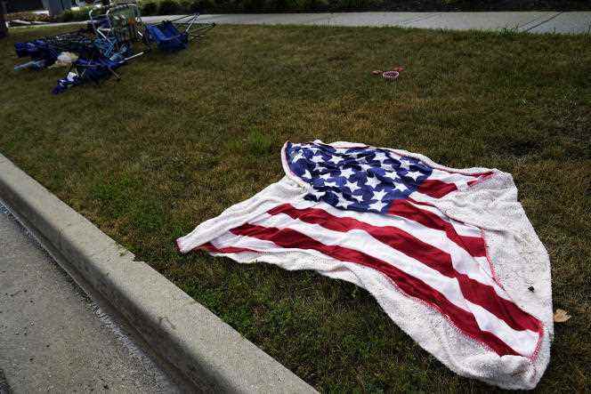 An American flag and personal belongings left on the sidewalk by spectators fleeing shots fired into the crowd during a July 4th parade, in Highland Park, near Chicago, in the United States, on July 4 2022. 