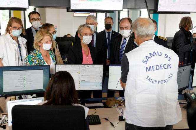 The Prime Minister, Elisabeth Borne, the Minister of Health, Brigitte Bourguignon, and the President of the Samu-Emergencies of France, François Braun, during a visit, on July 1, 2022, to the Pontoise hospital.