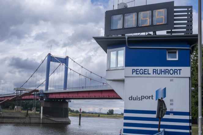 The water level station at the port of Duisburg, indicating 1.98 meters, on July 26, 2022. 