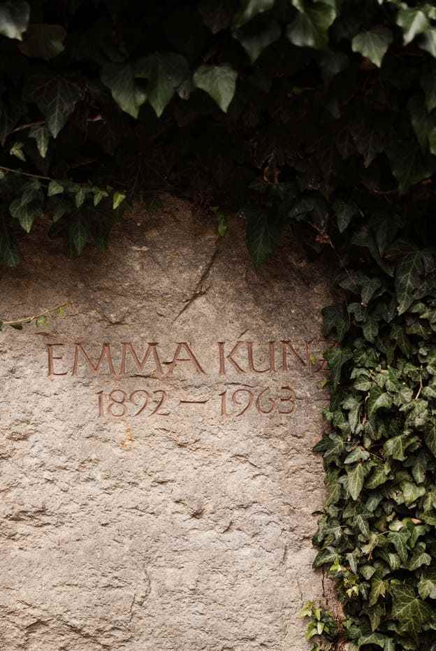Ein Gedenkstein erinnert an die Aargauer Naturheilpraktikerin.