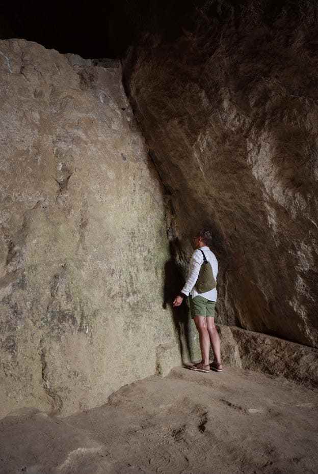 Eine Besucherin erkundet die Grotte. 