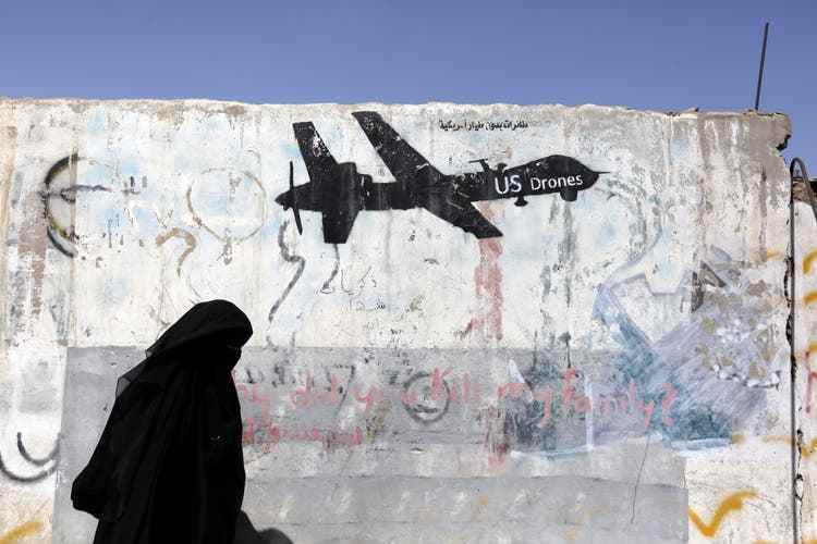 Eine Jemenitin vor dem Bild einer amerikanischen Drohne. Im Herbst 2017 fielen Dutzende Kämpfer von IS und al-Kaida in Jemen Drohnenangriffen zum Opfer.