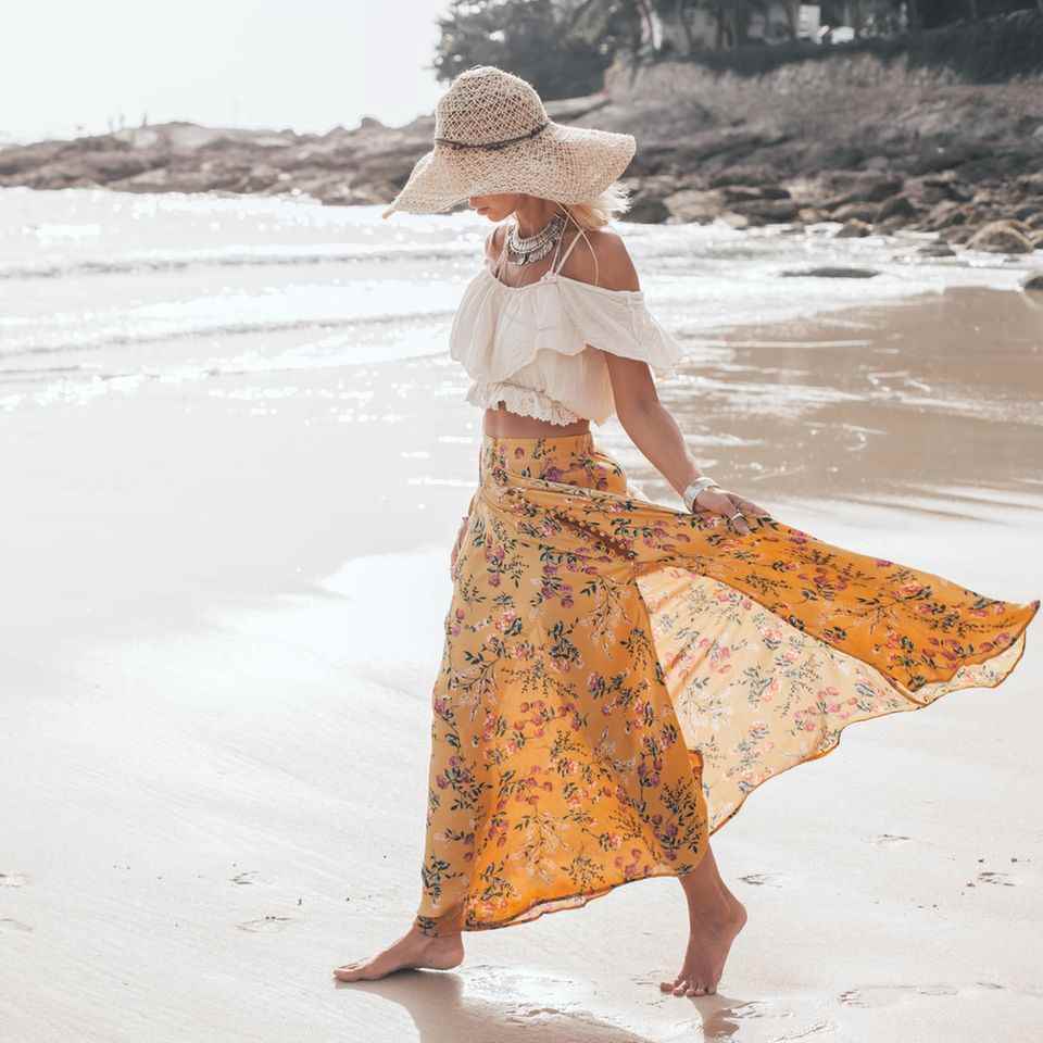 A long skirt made of wrinkle-resistant material rolls up easily for a suitcase, looks great on the spot and can be worn both during the day on the beach and in the evening.  It is therefore the absolute holiday all-rounder for the suitcase.