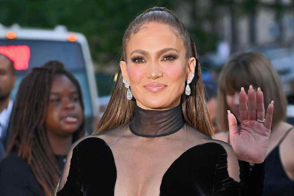 Jennifer Lopez gives the sleek look a stylish update. 