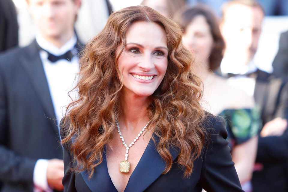 Julia Roberts usually wears her hair slightly wavy and with a middle parting. 