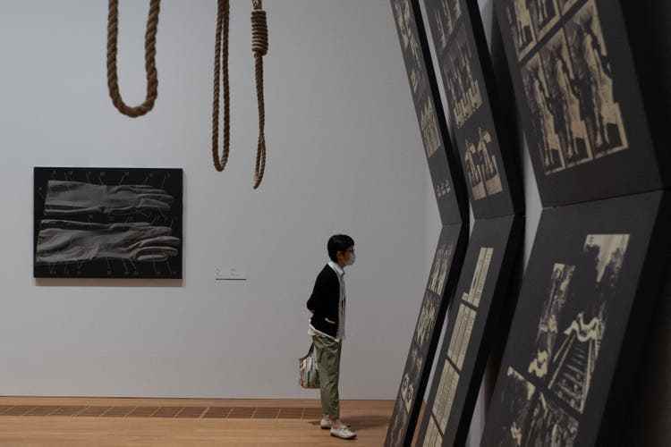 Ein Kunstwerk zum Thema Suizid von Wei Guangqing in der Eröffnungsschau des M+.