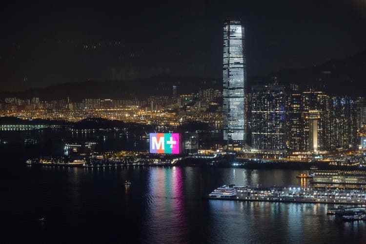 Die erleuchtete Fassade des M+ als Hongkongs neues Wahrzeichen.