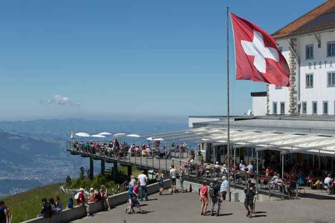 The Swiss hotel industry is once again attracting significantly more guests: the terrace in front of the Hotel Rigi Kulm. 