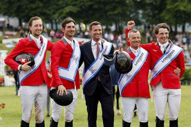 The Swiss team with their young boss, Michel Sorg (middle), winning this year's Nations Cup of the CSIO St. Gallen.